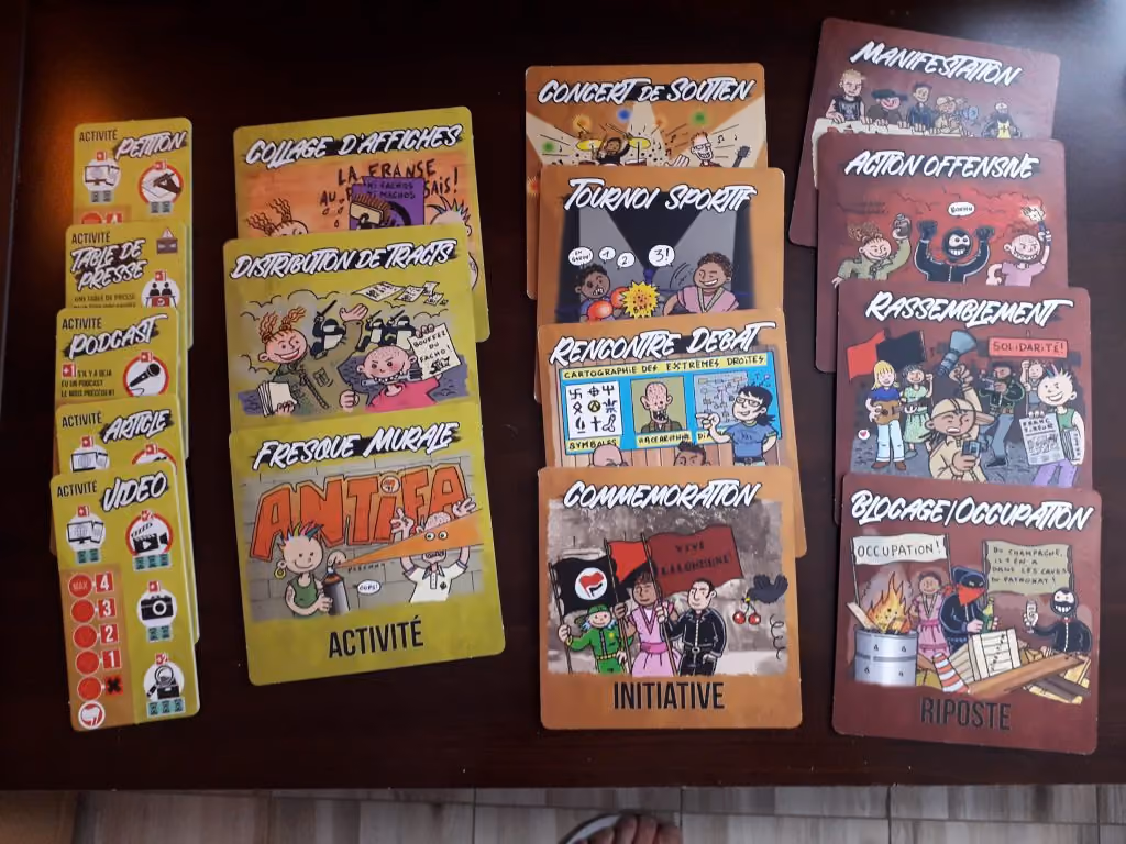 Liste de cartes d’activités. - 5 petites cartes “activité” format carte de crédit avec vidéo, article, podcast, table de presse, pétition. - 3 grandes cartes activité avec collage d’affiches, distribution de tracts, fresque murale. - 4 cartes initiative avec concert de soutien, tournoi sportif, rencontre débat, commémoration. - 4 cartes riposte avec manifestation, action offensive, rassemblement, blocage/occupation.