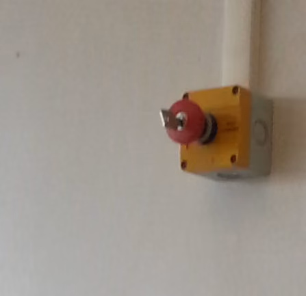 Énergie - Nous avons ça sur un mur des bureaux. Toujours eu envie de le relier à une sorte de gyrophare et d’appuyer dessus.