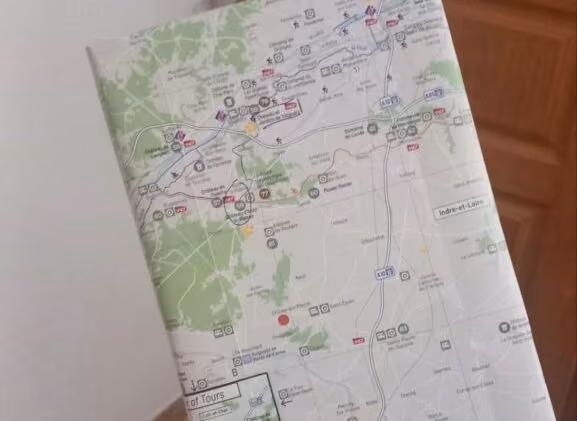 Emballage cadeau à base de carte routière 